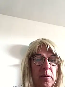 Snapshot of simone_xdressing chatting on April 26, 2:15 pm simone xdressing online show from April 26, 2:15 pm