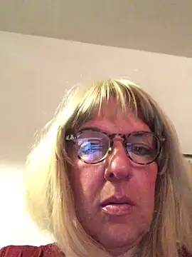 Snapshot of simone_xdressing chatting on May 14, 12:06 am simone xdressing online show from May 14, 12:06 am