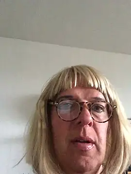 Snapshot of simone_xdressing chatting on June 10, 2:49 pm simone xdressing online show from June 10, 2:49 pm