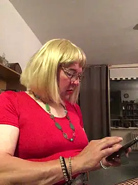 Snapshot of simone_xdressing chatting on June 16, 11:29 pm simone xdressing online show from June 16, 11:29 pm