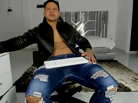 master leather online show from April 13, 11:16 am