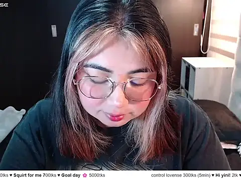 YiniBelle online show from April 17, 2:47 am