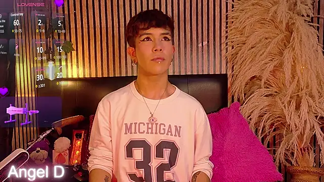 Angeldust19 online show from April 7, 3:18 am