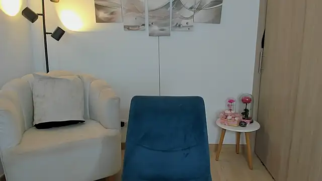 haileyflorez  online show from April 17, 2:20 pm