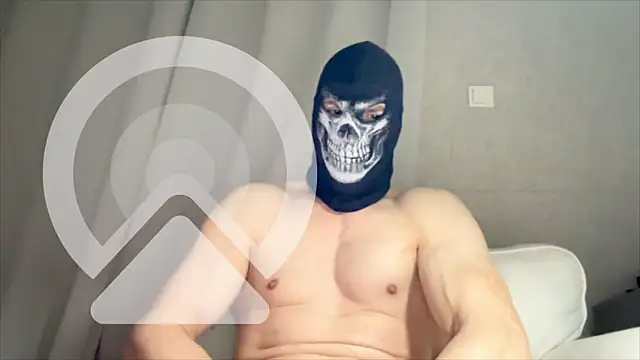 Luna MaskedMan online show from May 5, 7:00 pm
