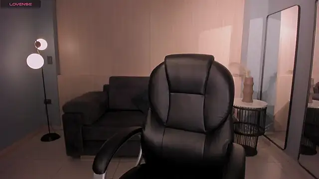 Snapshot of HaileyRoss_ chatting on July 8, 3:11 am HaileyRoss online show from July 8, 3:11 am