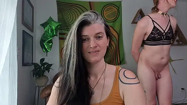 Snapshot of bruisedblossoms chatting on April 21, 4:34 pm bruisedblossoms online show from April 21, 4:34 pm