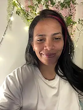 Snapshot of ArielleMillerr- chatting on July 8, 5:39 pm ArielleMillerr- online show from July 8, 5:39 pm