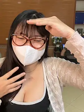 Snapshot of hide_from_colleagues chatting on February 27, 2:55 am hide from colleagues online show from February 27, 2:55 am