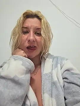 Snapshot of KaylinJan chatting on June 30, 6:31 pm KaylinJan online show from June 30, 6:31 pm
