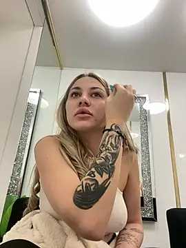 Chloe GraceeX online show from February 22, 7:01 pm