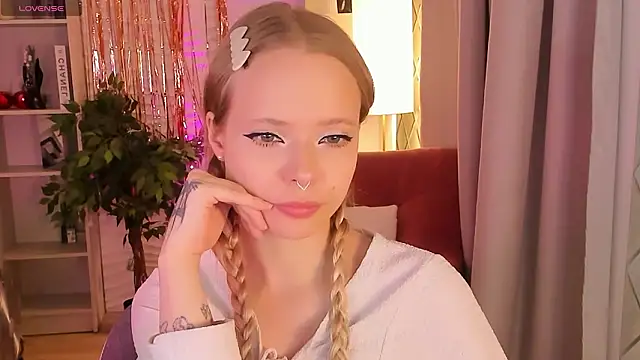 Snapshot of lucy_loy chatting on January 17, 1:49 pm lucy loy online show from January 17, 1:49 pm