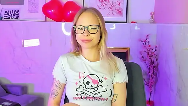 Snapshot of lucy_loy chatting on February 6, 2:31 pm lucy loy online show from February 6, 2:31 pm