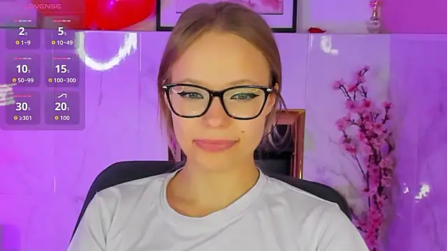 Snapshot of lucy_loy chatting on February 7, 2:37 am lucy loy online show from February 7, 2:37 am