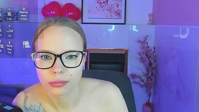 Snapshot of lucy_loy chatting on February 8, 3:32 am lucy loy online show from February 8, 3:32 am