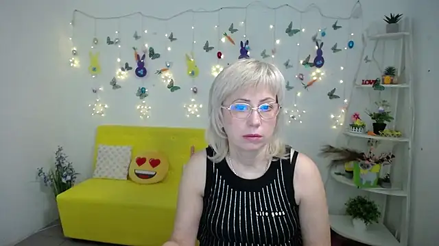 LaurenWishy online show from April 8, 5:18 am