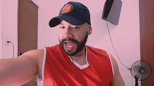 Snapshot of musclehetero chatting on January 19, 8:18 am musclehetero online show from January 19, 8:18 am