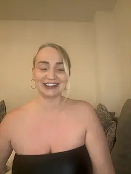 BootyQueenApril online show from November 29, 9:40 pm