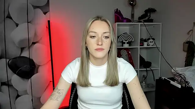 Snapshot of EvelynBlond chatting on January 19, 1:26 pm EvelynBlond online show from January 19, 1:26 pm