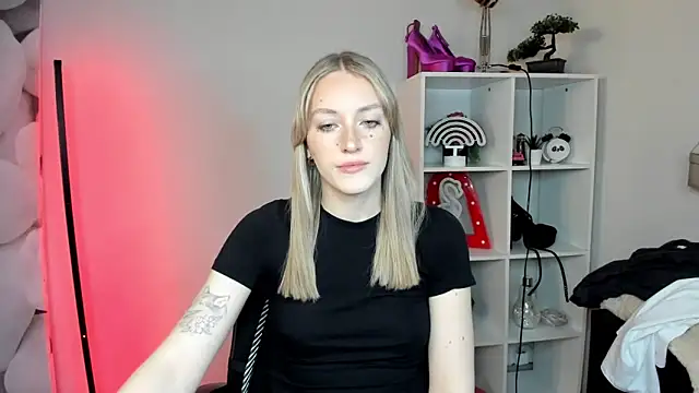 Snapshot of EvelynBlond chatting on February 3, 1:27 pm EvelynBlond online show from February 3, 1:27 pm