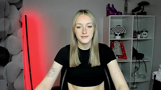 Snapshot of EvelynBlond chatting on February 9, 1:37 pm EvelynBlond online show from February 9, 1:37 pm