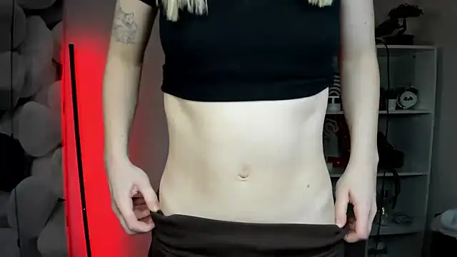 Snapshot of EvelynBlond chatting on February 10, 1:26 pm EvelynBlond online show from February 10, 1:26 pm