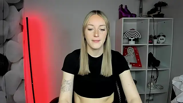 Snapshot of EvelynBlond chatting on February 12, 10:10 am EvelynBlond online show from February 12, 10:10 am