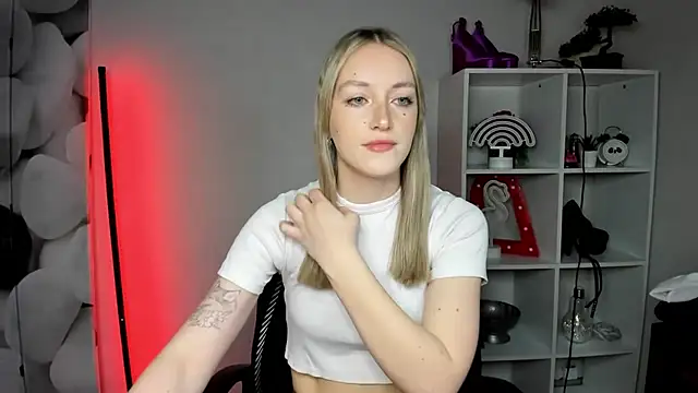 Snapshot of EvelynBlond chatting on February 13, 10:22 am EvelynBlond online show from February 13, 10:22 am