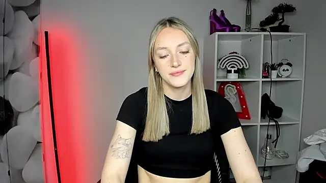 Snapshot of EvelynBlond chatting on February 16, 6:42 am EvelynBlond online show from February 16, 6:42 am