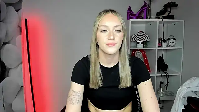 Snapshot of EvelynBlond chatting on February 16, 6:48 pm EvelynBlond online show from February 16, 6:48 pm