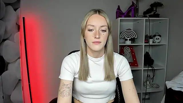 Snapshot of EvelynBlond chatting on February 17, 1:29 pm EvelynBlond online show from February 17, 1:29 pm