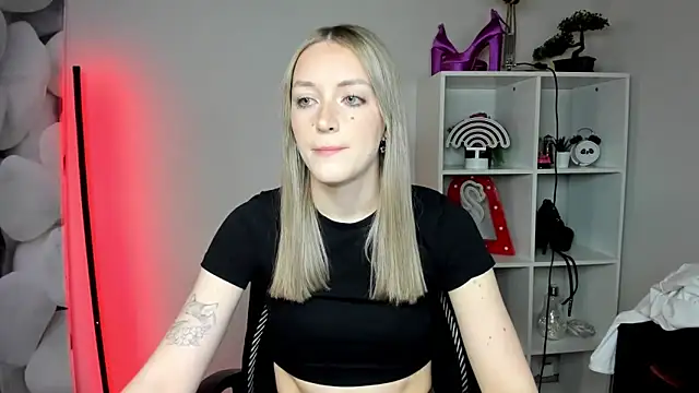 Snapshot of EvelynBlond chatting on February 18, 6:31 am EvelynBlond online show from February 18, 6:31 am