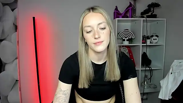 Snapshot of EvelynBlond chatting on February 18, 6:37 pm EvelynBlond online show from February 18, 6:37 pm