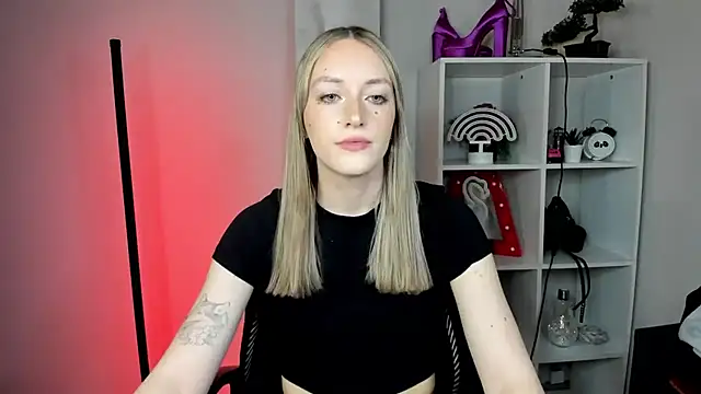 Snapshot of EvelynBlond chatting on February 24, 1:42 pm EvelynBlond online show from February 24, 1:42 pm