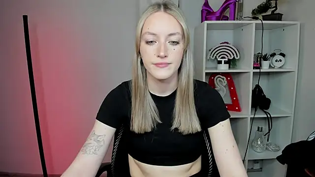 Snapshot of EvelynBlond chatting on February 27, 1:33 pm EvelynBlond online show from February 27, 1:33 pm