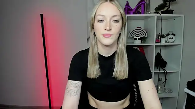 Snapshot of EvelynBlond chatting on March 2, 6:25 am EvelynBlond online show from March 2, 6:25 am