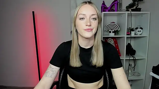 Snapshot of EvelynBlond chatting on March 2, 7:15 am EvelynBlond online show from March 2, 7:15 am