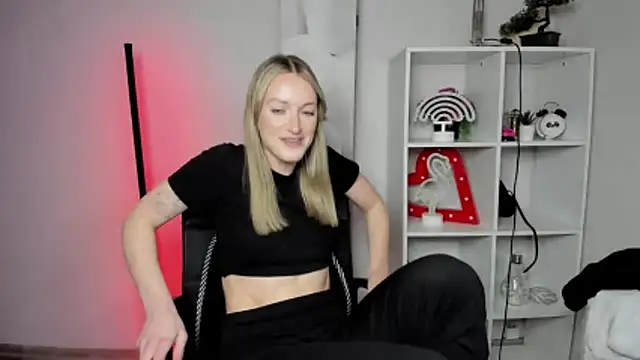 Snapshot of EvelynBlond chatting on March 2, 7:21 pm EvelynBlond online show from March 2, 7:21 pm