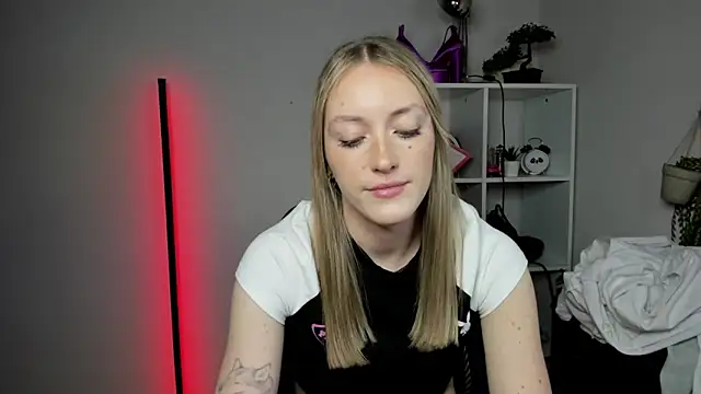 EvelynBlond online show from March 11, 6:36 pm