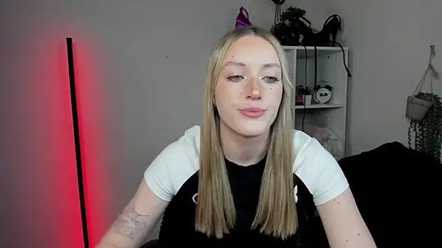 EvelynBlond online show from April 16, 12:39 pm