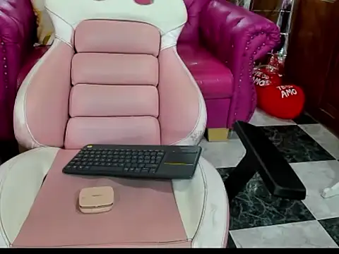 Snapshot of babyschoolgiirl chatting on February 5, 12:59 am babyschoolgiirl online show from February 5, 12:59 am