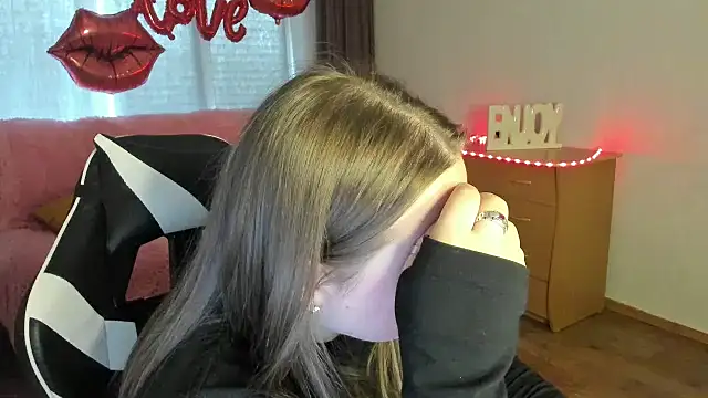 GirlPlayer online show from April 19, 9:19 am