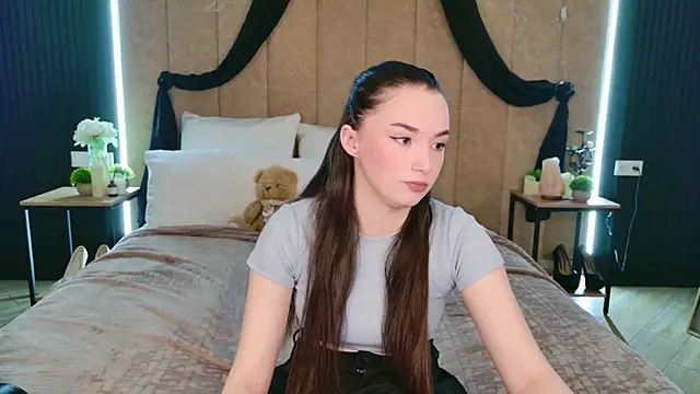 Amber Bond online show from February 3, 6:40 am