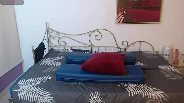 Snapshot of Roxanne_vale chatting on June 18, 8:24 pm Roxanne vale online show from June 18, 8:24 pm
