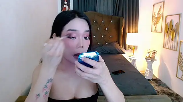 hollyyumiloove online show from July 17, 10:55 am