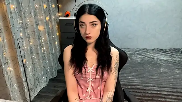 Meowluly online show from December 4, 9:45 pm