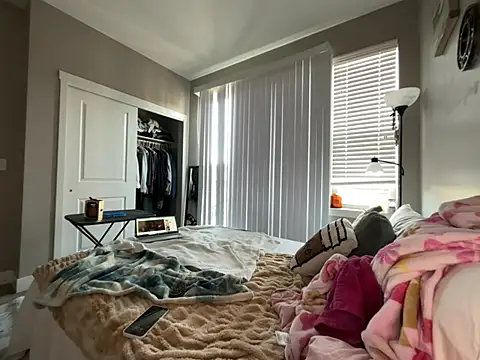 Snapshot of renesmaelily222 chatting on February 27, 11:27 pm renesmaelily222 online show from February 27, 11:27 pm