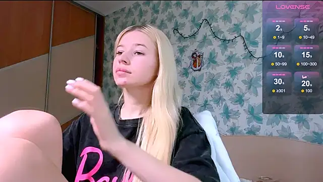 Snapshot of Barbie_Blondie chatting on April 14, 11:49 am Barbie Blondie online show from April 14, 11:49 am