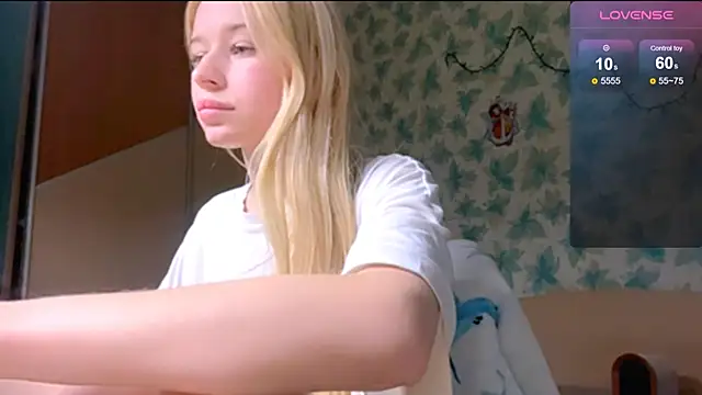 Snapshot of Barbie_Blondie chatting on April 17, 4:32 pm Barbie Blondie online show from April 17, 4:32 pm