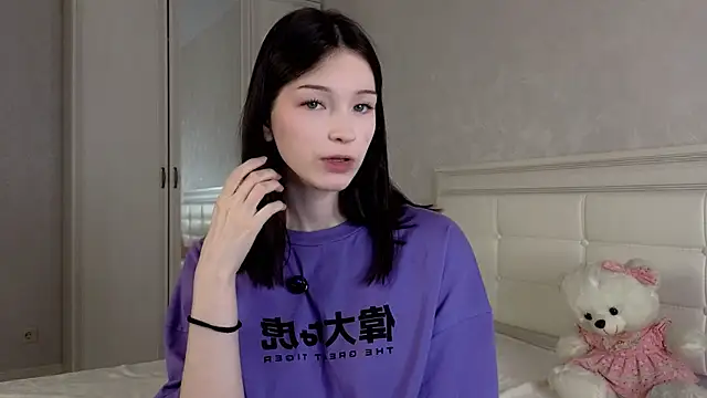 YvonneShames online show from December 19, 12:34 pm